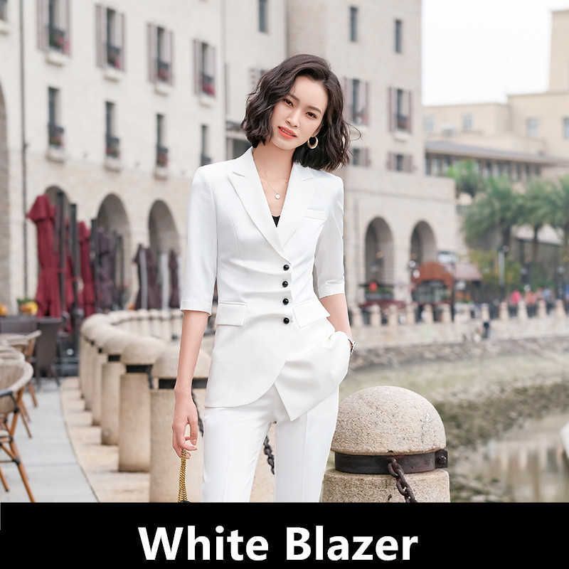 Biały Blazer.