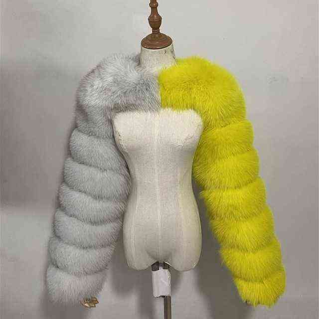 灰色の黄色いコート