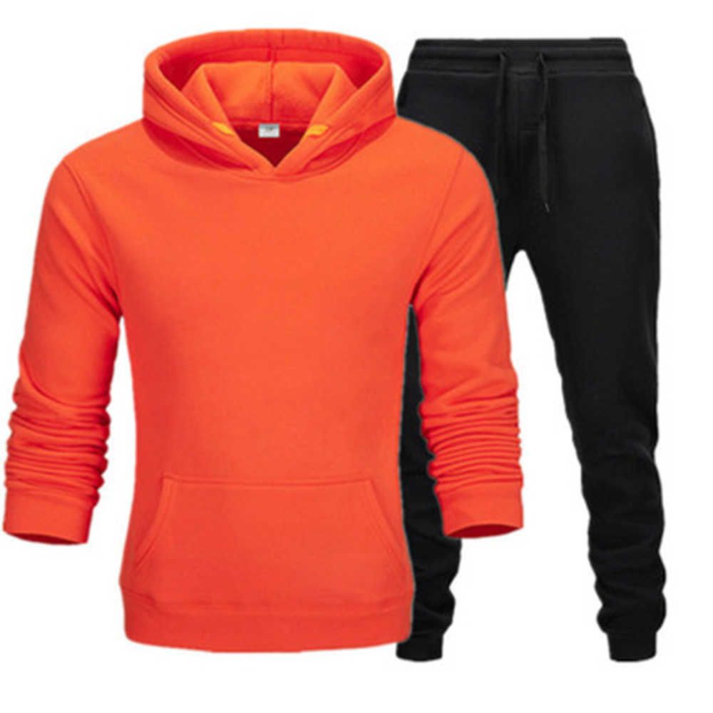 Lettres noires manteau orange pantalon noir