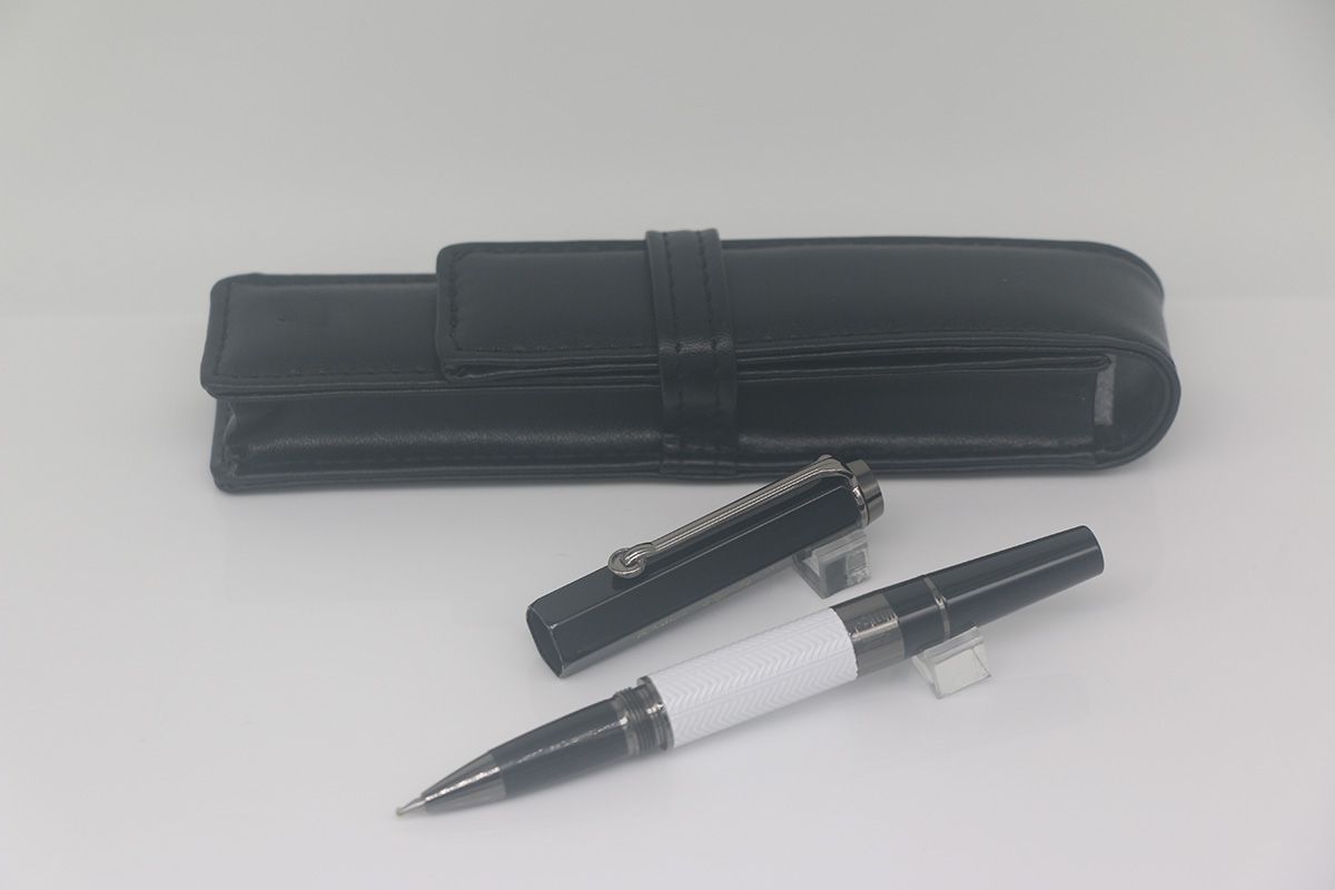 Pic.17 (القلم والحقيبة)
