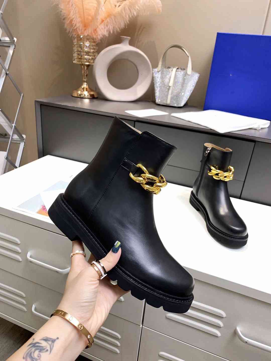 Groothandel Laarzen Voor 116,11 €, Haal Sokken Laarzen Herfst En Winter  Vrouwen Valentin Korte Schoenen Sexy Gucci Letters Mode Dikke Hak Dior Hoge  Hakken Prad Martin Laarzen Luxe Ontwerper Topkwaliteit A21 Van