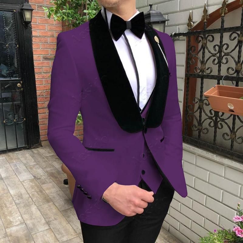 Compra Llegada Hombres Trajes Púas Púrpuras Y Negras TUXEDOS MANTANDO  SHAPEL VELVET PODER GRIOGSMEN 3 PIEZAS Chaqueta + Pantalones + Chaleco +  Corbata De Lazo D264 Blazers Para Hombre Barato | Entrega