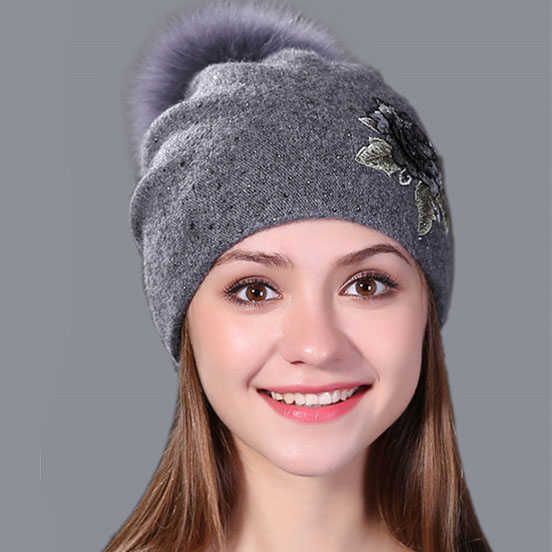 Cappello grigio rosa pom