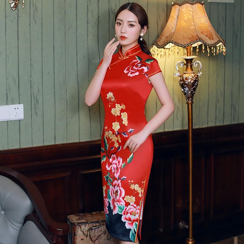 Flores rojas chinas tradicionales cheongsam qipao mujeres trajes de manga corta estilo oriental vestidos de satén Flores rojas chinas tradicionales cheongsam qipao mujeres trajes de manga corta estilo oriental vestidos de satén