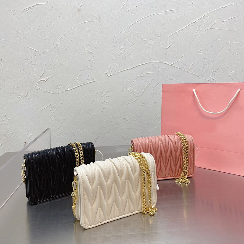 Compre Joven Dama Pequeña Hilo Hilo Cadenas De Hombro Bolsas De La Axila  Mujeres Rosa Negro Blanco Suave Hinchado Bolsos Cubrir Mano Bolsa De Mano  Moda Cadena Tienda De Verano Bolso A