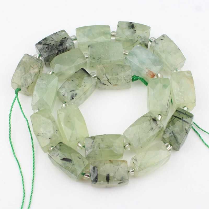 الأخضر prehnite.