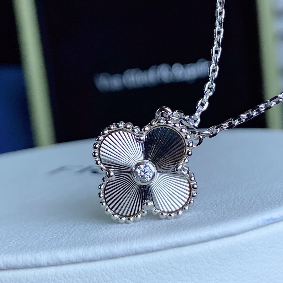 15mm silver clover pendant necklace