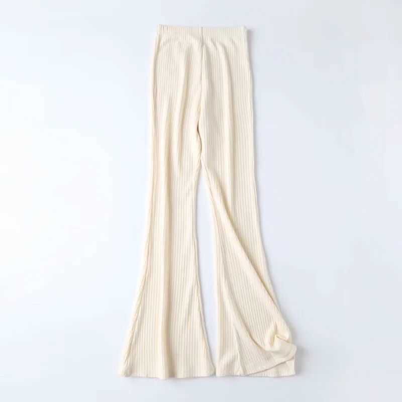 Solo pantaloni beige.