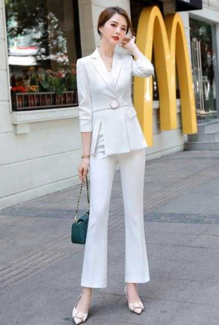 Manteau blanc et pantalon