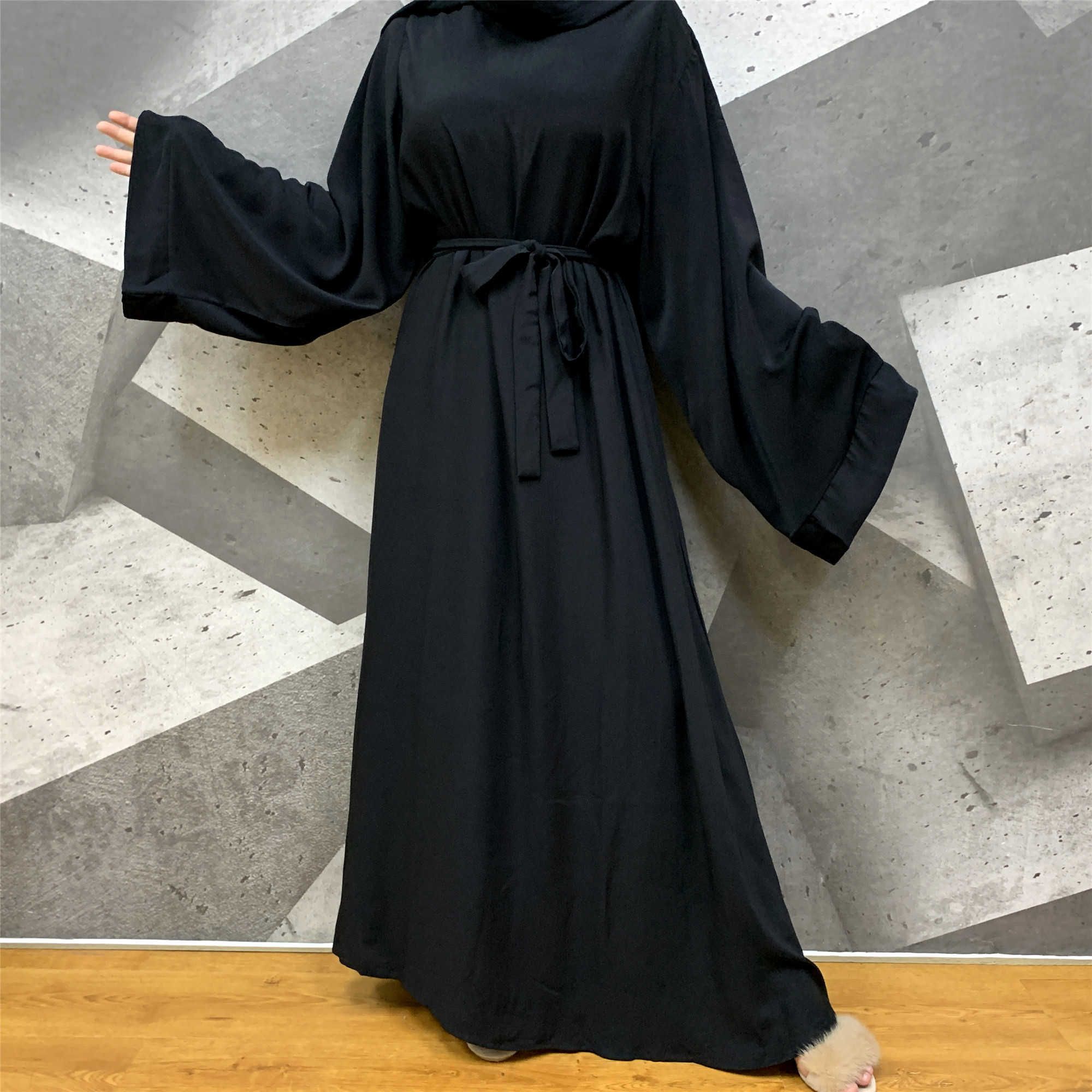 Schwarzes Kleid