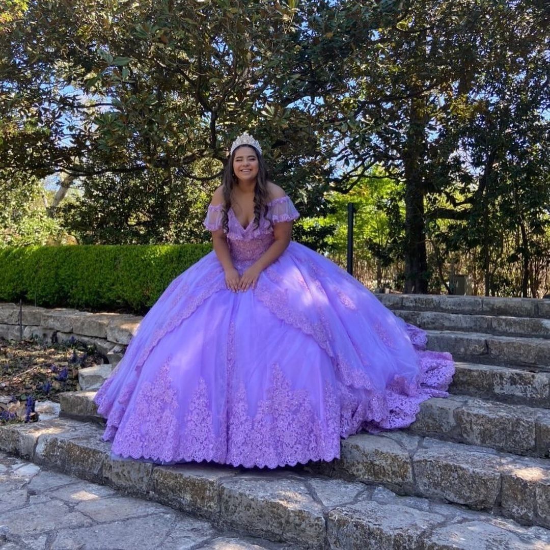 Compra Romántico Lilac Plus Size Boho Quinceañera Vestidos Vestido De 15 XV  ANOS V Cuello Cuello Con Cuentas Bola Tapa De Manga Corta Tulle Applique  Lace Sweet 16 Noche Vestido De Fiesta