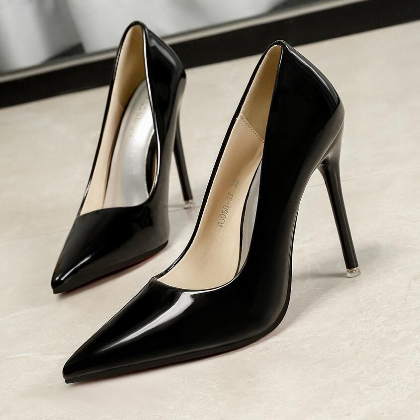 Moda y encantadora elegante alto de aguja de tacón de aguja poco profundo de diamantes