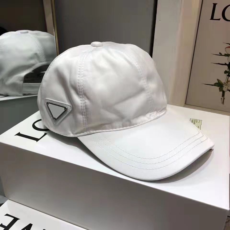 Beyaz yan beyzbol şapkası