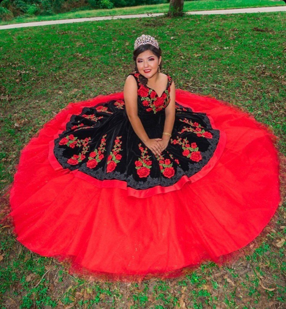 Moda rojo y negro 2022 terciopelo quinceañera mexicano vestidos de fiesta bola vestido en v cuello Moda rojo y negro 2022 terciopelo quinceañera mexicano vestidos de fiesta bola vestido en v cuello