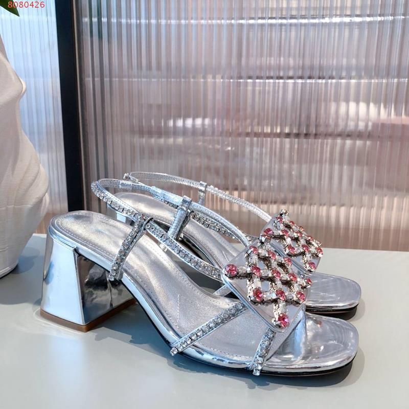 Compre 2021 Sandalias De Lujo De La Moda De La Moda De La Moda De Las  Mujeres Blancas Y De Plata Decoradas Con El Temperamento Clásico Del Diseño  De La Cruz De