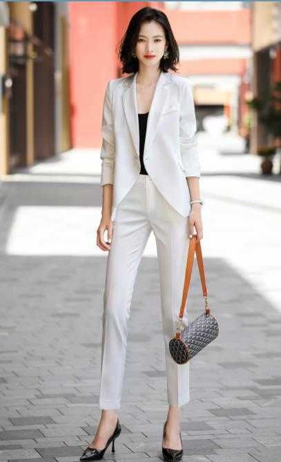 Manteau blanc et pantalon