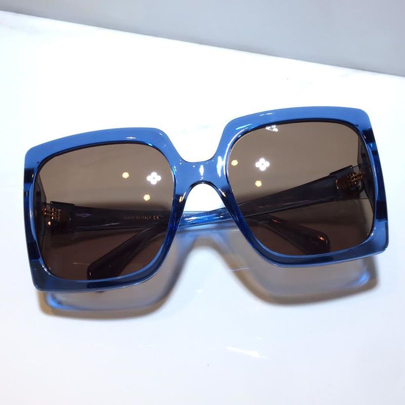 lentes marrons de estrutura azul