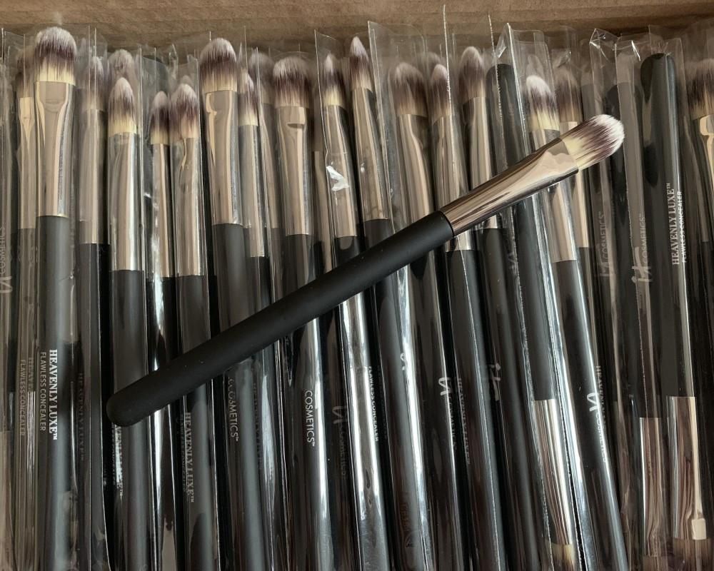 single-ended eyeshadow brush