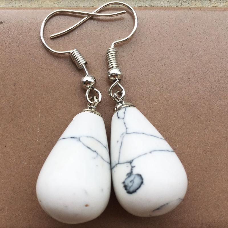 White Howlite C9832