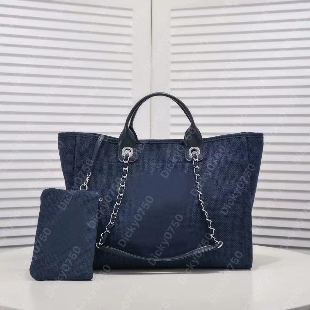 Bleu avec un sac à main