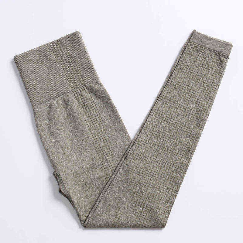 pantalon vert foncé.