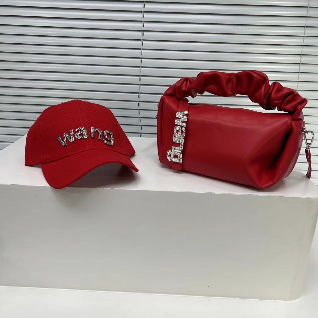 Kırmızı çanta+şapka