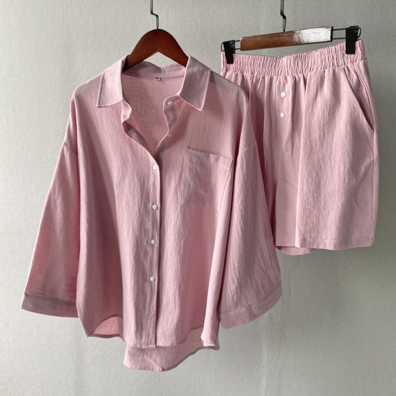 ピンクのショートパンツスタイル