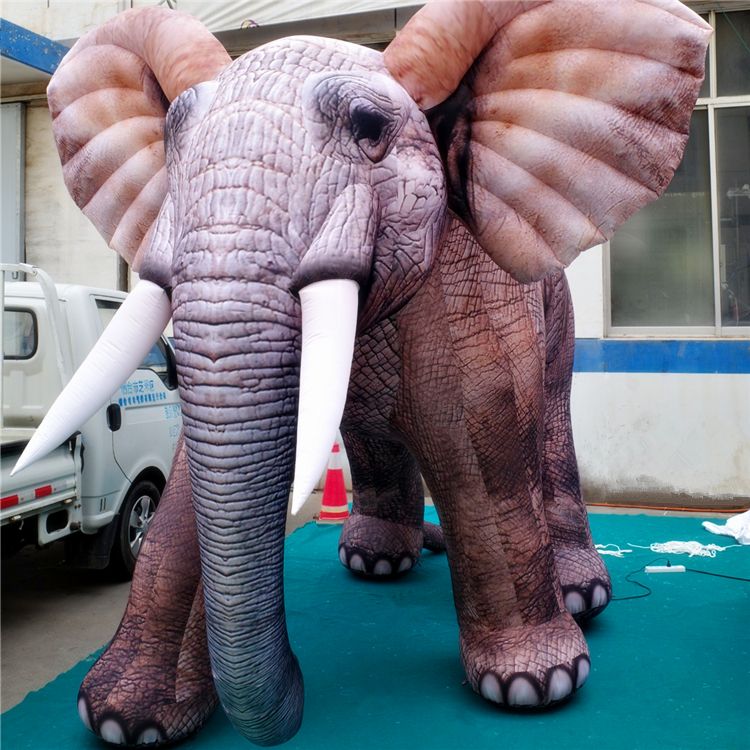 4m hoher Elefant