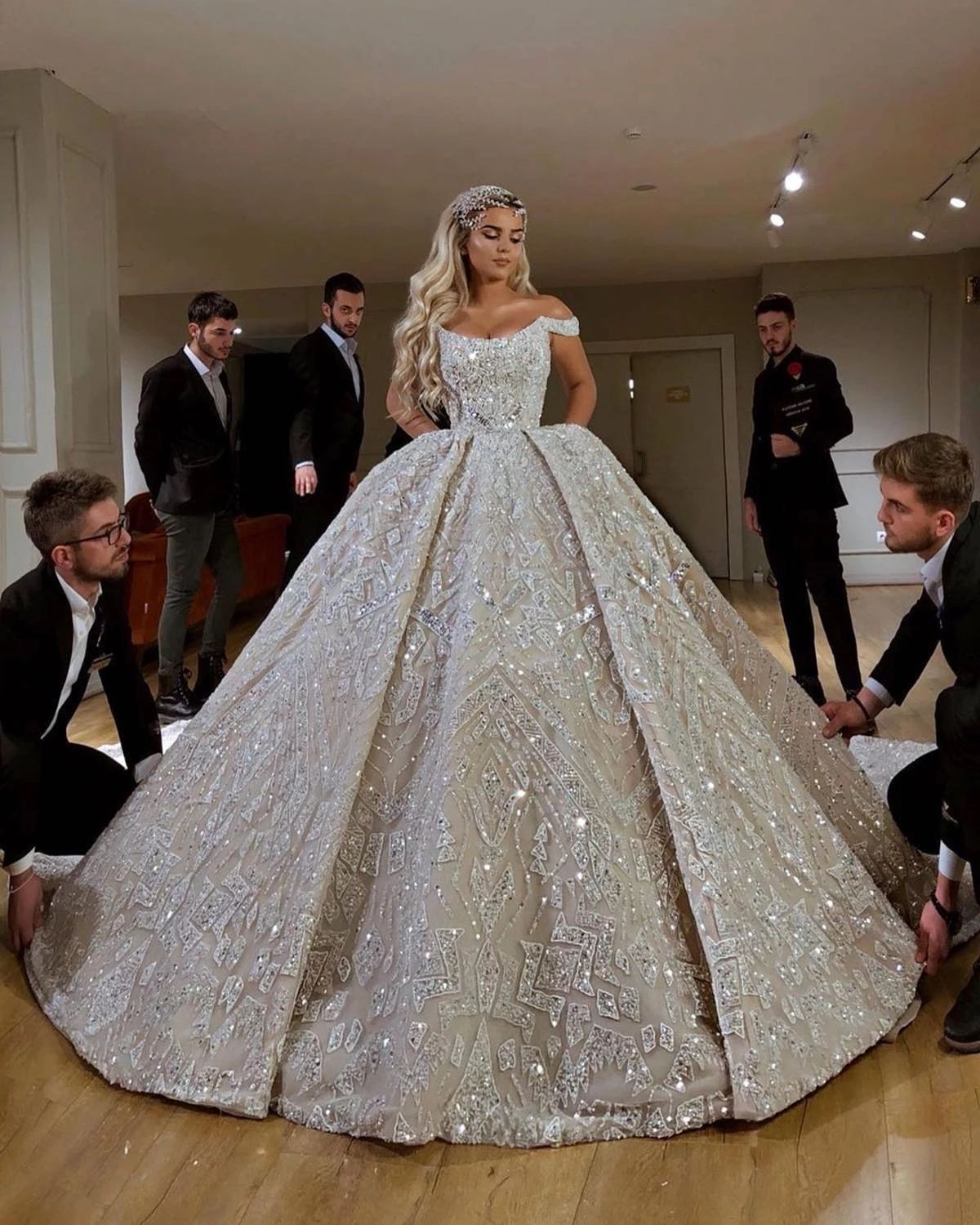 New Luxury Beaded Ball Gown Wedding Dress Dubai Scoop Neckline Off Shoulder Wedding Gowns Court Train Vestidos De Novia New Luxury Beaded Ball Gown Wedding Dress Dubai Scoop Neckline Off Shoulder Wedding Gowns Court Train Vestidos De Novia