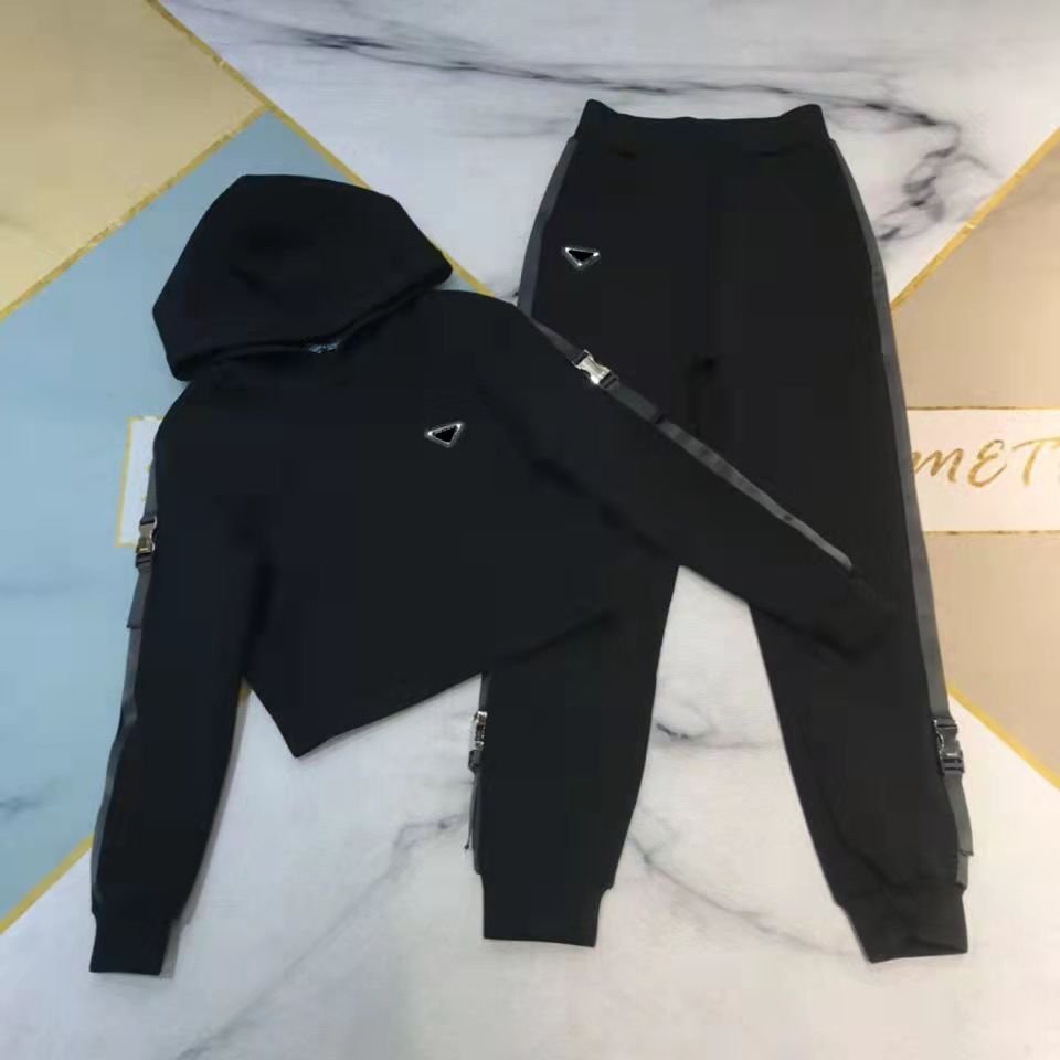 traje de sudadera con capucha negra