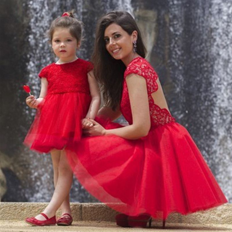 Red Backless Custom Hecho de joyas Madre e hija Vestidos de una línea Body  Party Batos