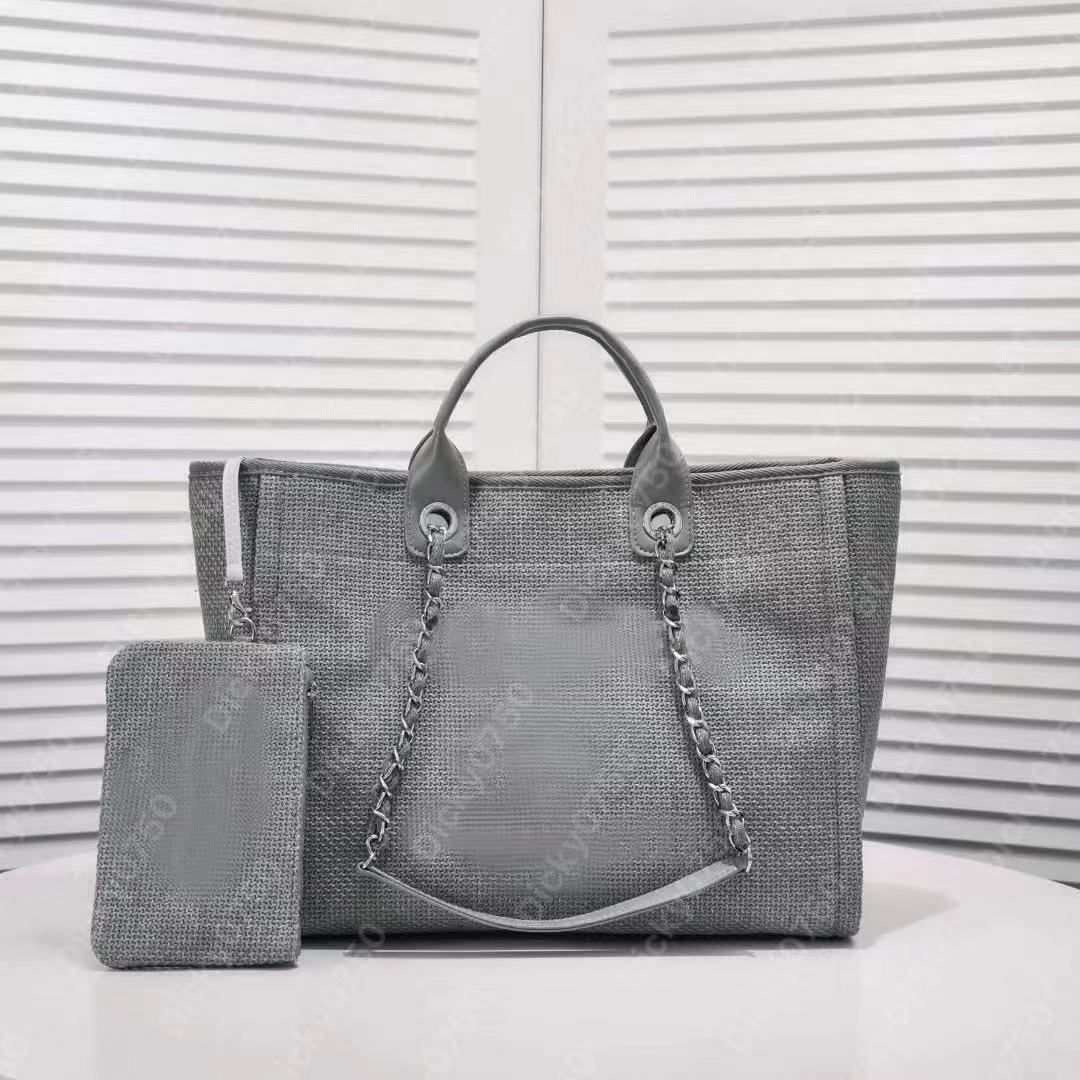 Gris avec un sac à main