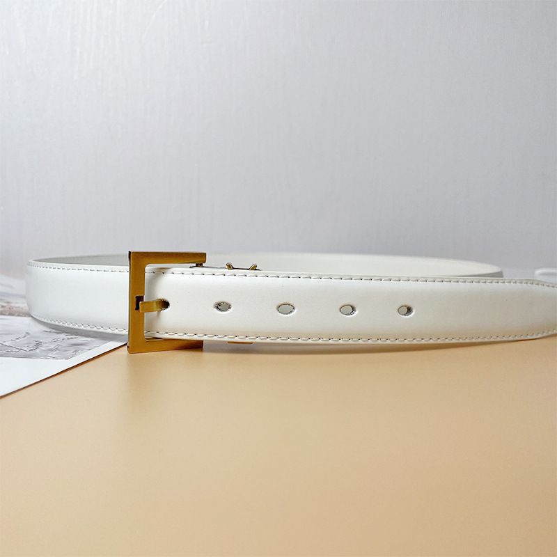 Cintura bianca con fibbia dorata