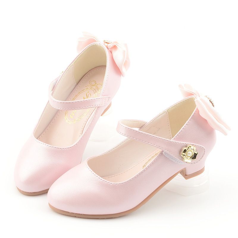ピンクの靴の女の子