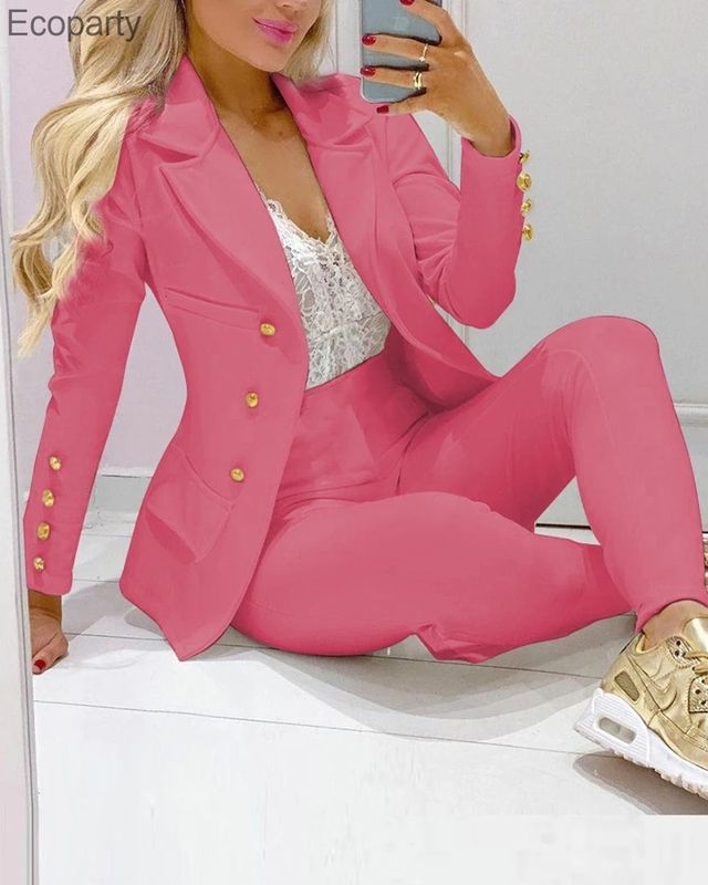 розовый костюм