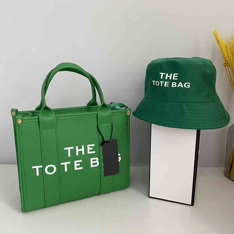 Groen pak: tas + hoed