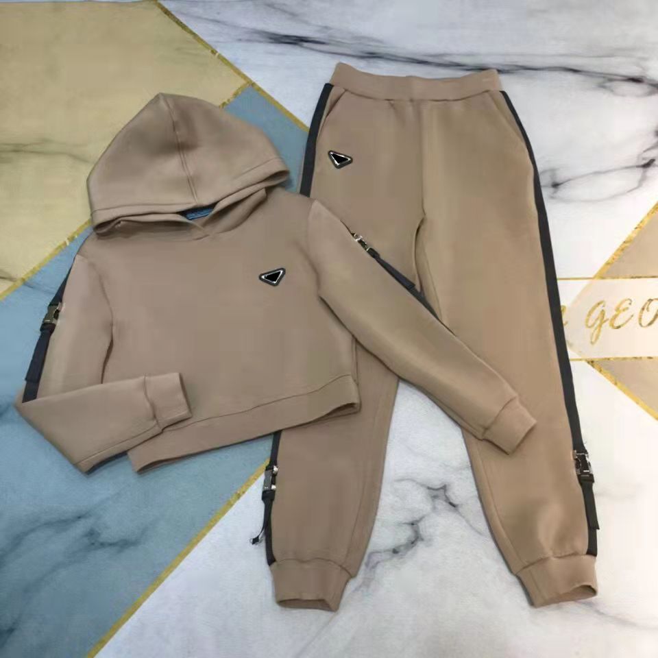 traje de sudadera marrón