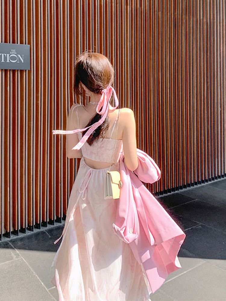 短いピンクのドレス