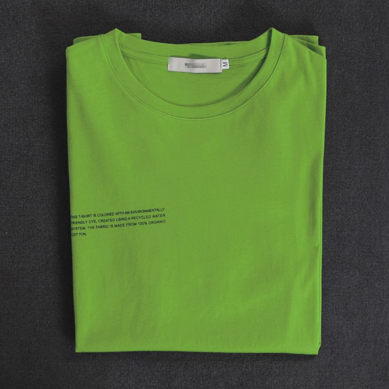 淡緑色のTシャツ