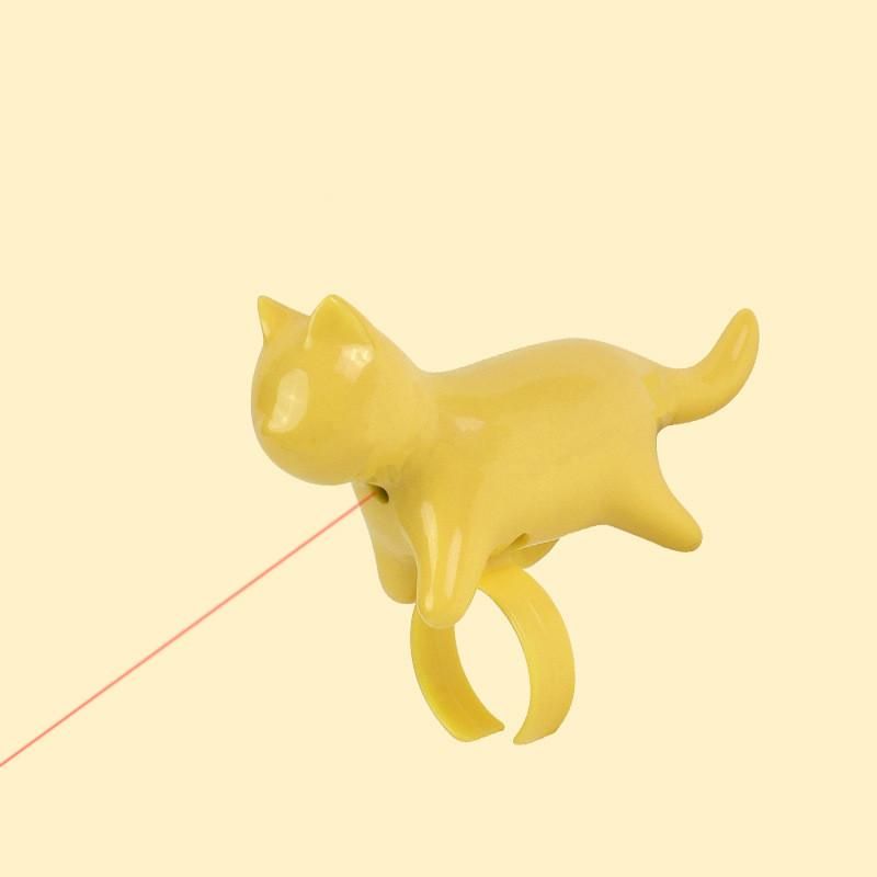 Gato amarelo a laser