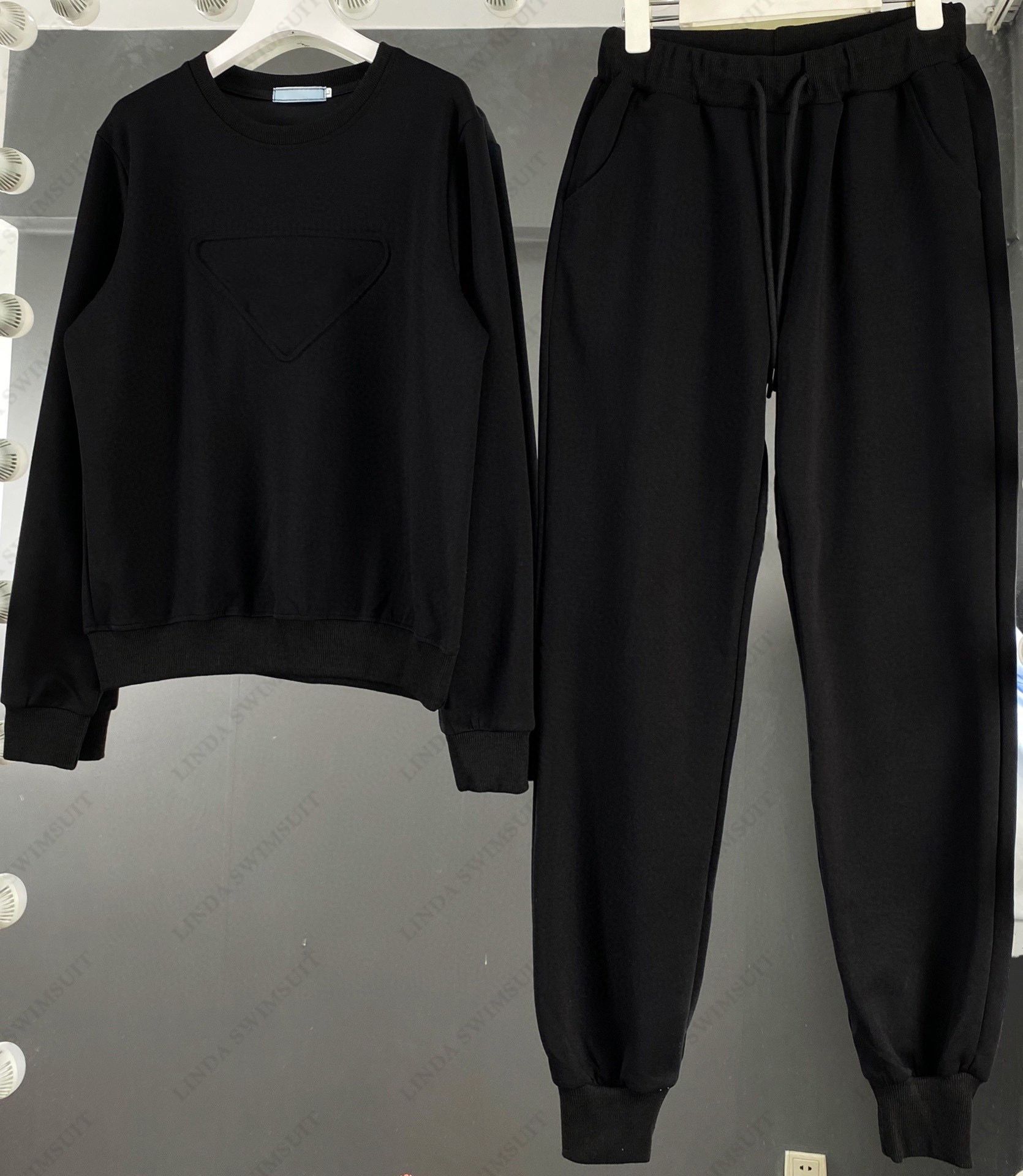 p-Black pullover