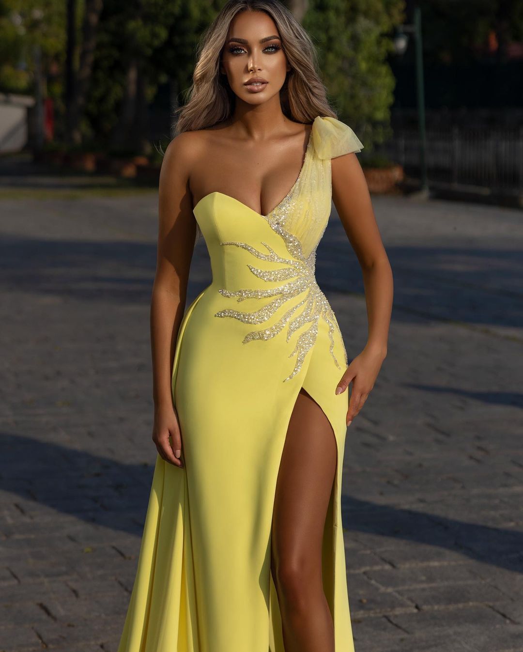 Light Yellow Sheath Prom Dresses One Shoulder Neckline Sequined Evening  Gowns With Detachable Train Side Split Satin Plus Size Formal Dress From  Weddingsalon, $115.01 | DHgate.Com
