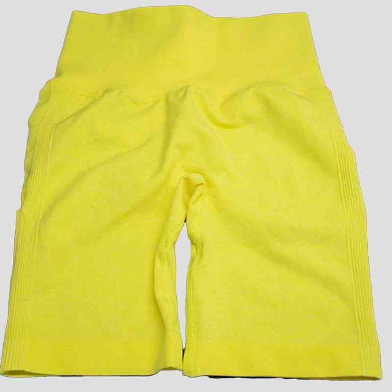 Shorts amarelos