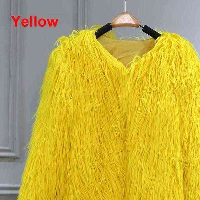 Manteau de fourrure jaune