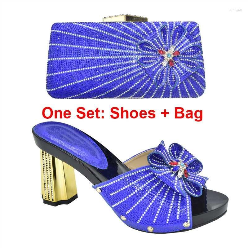 Sapatos e bolsa azul