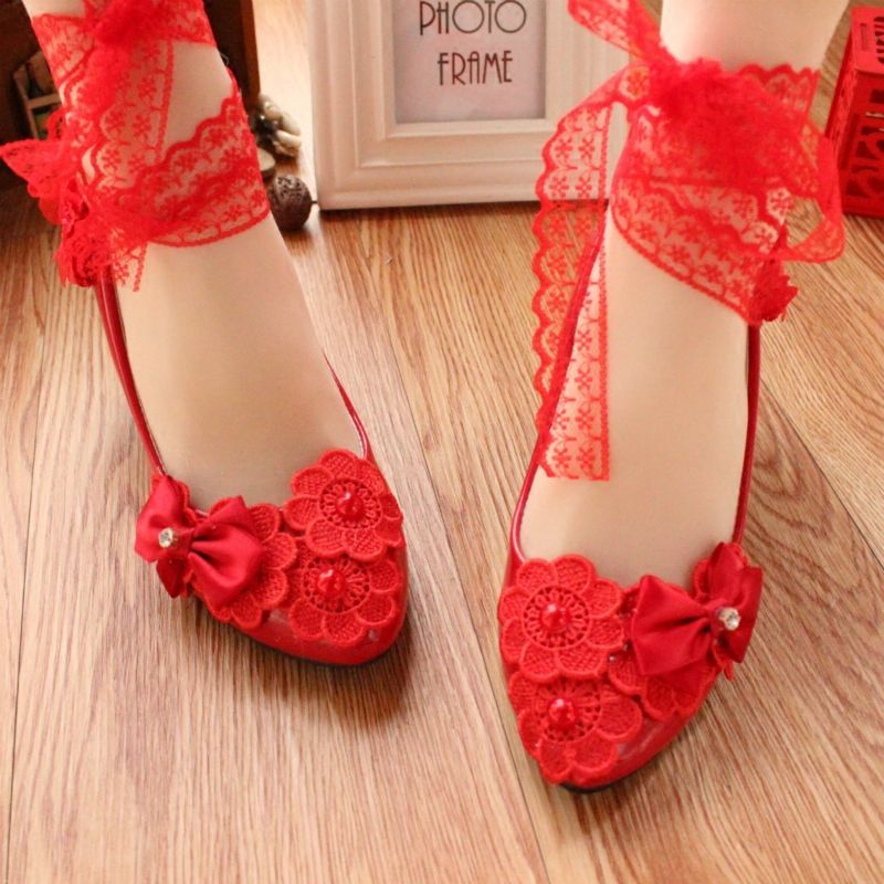 In The Big Red Wedding Shoes Lace Ribbon Belt With Low Bride Shoes