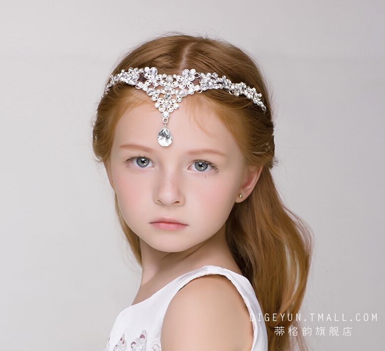 girl in tiara