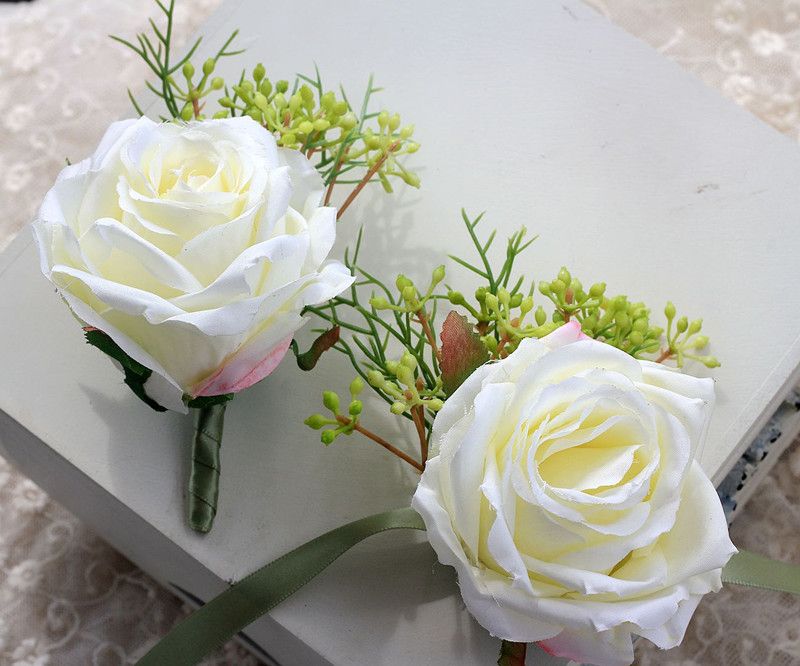 素敵な白いバラの花の結婚式のグルーミングマンブローチと花嫁介添人の腕の花の装飾花婿のコサージュアクセサリー結婚式サプライヤーを￥1,065  DHgate
