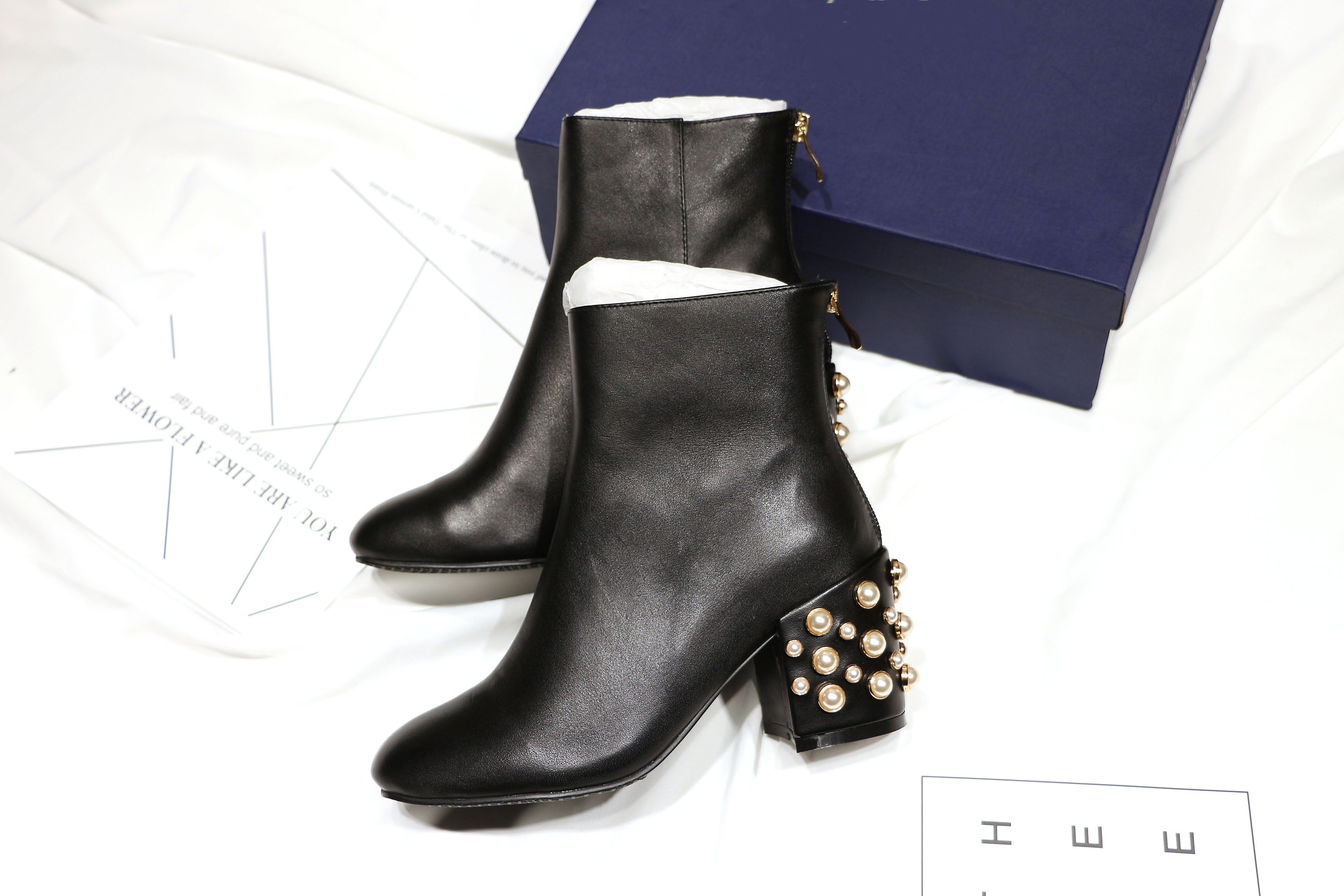 Großhandel Neue Designer Schwarze Stiefel Mit Perlen High Chunky Heels Mode Heißer Herbst T Zeigen Frauen Booties Von Brand_fashion, $105.83 Auf Großhandel Neue Designer Schwarze Stiefel Mit Perlen High Chunky Heels Mode Heißer Herbst T Zeigen Frauen Booties Von Brand_fashion, $105.83 Auf