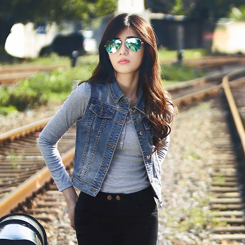 sleeveless jean jacket outfits